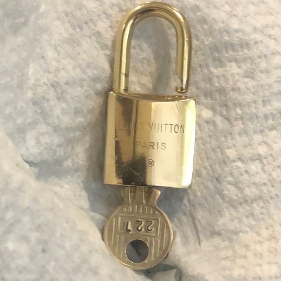 Vintage LV Louis Vuitton Padlock Lock & Key 227 - Picture 13 of 16